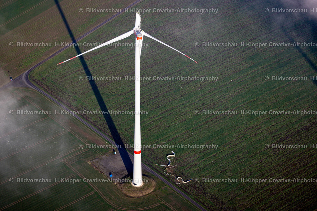 Luftbild Jüchen-8905 | Luftbildfotografie Flügelbruch an einem Rotorblatt einer WEA Windkraftanlage an der Straße A44 in Bedburg im Bundesland Nordrhein-Westfalen, Deutschland. - Realized with Pictrs.com