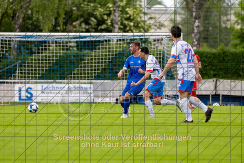 20250601_152102_0128 | #,1.FC Eislingen (blau) vs. AC Catania Kirchheim (weiß), Fußball, Bezirksliga - Bezirk Neckar/Fils, 29. Spieltag, Saison 2024/2025, Rasenplatz, Eichbachstation, Haldenstraße, 73054 Eislingen, 01.06.2025 - 15:00 Uhr,Foto: PhotoPeet-Sportfotografie/Peter Harich