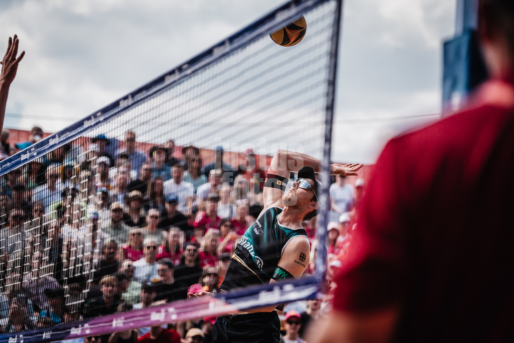 Beachvolleyball | Männer | Allianz German Beach Tour 2025 | Tourstop Düsseldorf | 17.05.2025 | Nils Ehlers beim Angriff