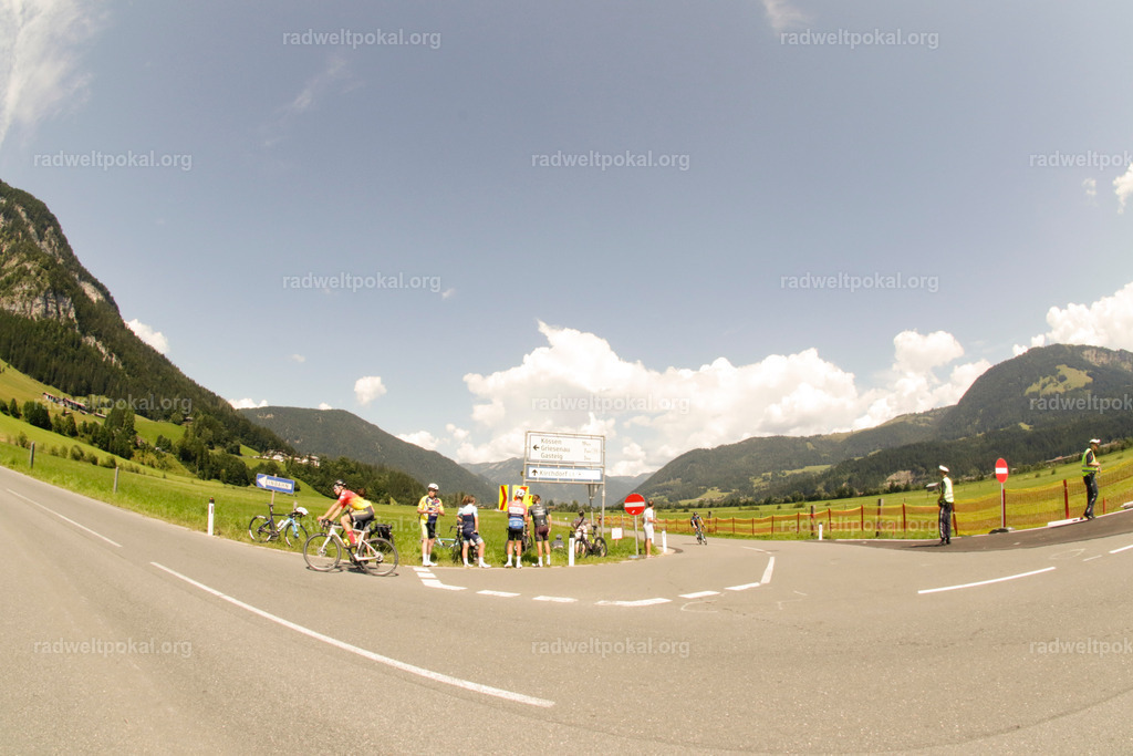 809_20230817_Bewerb_Maenner_Muehlanger | AUT - OESTERREICH, 2023-08-16: SPORT RENNRAD-FAHREN - 55. INTERNATIONALER RADWELTPOKAL IN ST. JOHANN IN TIROL  - Vintage-Radrennen mit WM-Bronze-Medaillen-Siegerin Christina Schweinberger, den Teilnehmer und Alexander Baumann (vom Orginastions-Team) - TAG 2 BEWERB MAENNER IN SECHS GRUPPEN  ; Foto: Roland Muehlanger