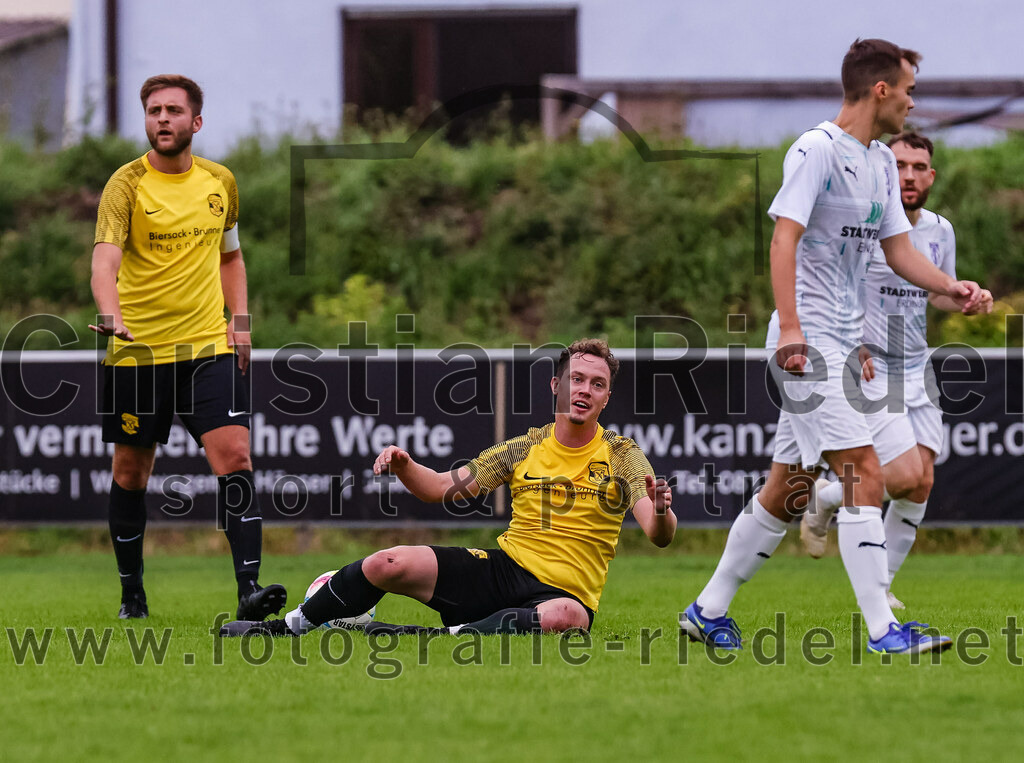2023-08-09_075_FC_Moosinning_II_gegen_SpVgg_Altenerding | Moosinning, Deutschland, 09.08.2023:
Fußball, Kreisliga 2023 / 2024, 3. Spieltag, FC Moosinning II gegen SpVgg Altenerding, Endergebnis: 1:1

Marco Esposito (FC Moosinning, #13), Alexander Hofmeister (FC Moosinning, #11), Johannes Irl (SpVgg Altenerding, #17)

Foto: Christian Riedel / fotografie-riedel.net