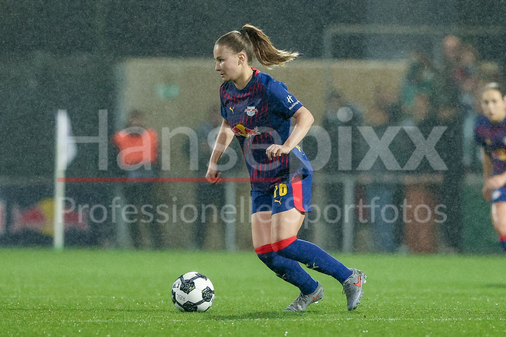 Fussball, DFB-Pokal Frauen, RB Leipzig - SV Werder Bremen | Annabel Schasching (RB Leipzig, 16) am Ball, Freisteller, Einzelbild, Ganzkörper, Aktion, Action, Spielszene, DIE DFB-RICHTLINIEN UNTERSAGEN JEGLICHE NUTZUNG VON FOTOS ALS SEQUENZBILDER UND/ODER VIDEOÄHNLICHE FOTOSTRECKEN. DFB REGULATIONS PROHIBIT ANY USE OF PHOTOGRAPHS AS IMAGE SEQUENCES AND/OR QUASI-VIDEO.