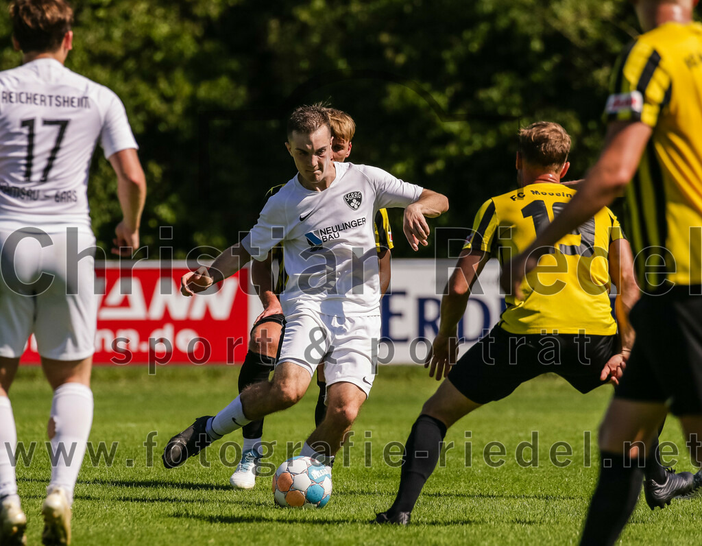 2023-08-19_062_FC_Moosinning_gegen_SV_Reichertsheim | Moosinning, Deutschland, 19.08.2023:
Fußball, Bezirksliga Oberbayern Ost 2023 / 2024, 5. Spieltag, FC Moosinning gegen SV Reichertsheim, Endergebnis: 0:4

Benjamin Anzenberger (SV Reichertsheim, #9), Thomas Auerweck (FC Moosinning, #19)

Foto: Christian Riedel / fotografie-riedel.net
