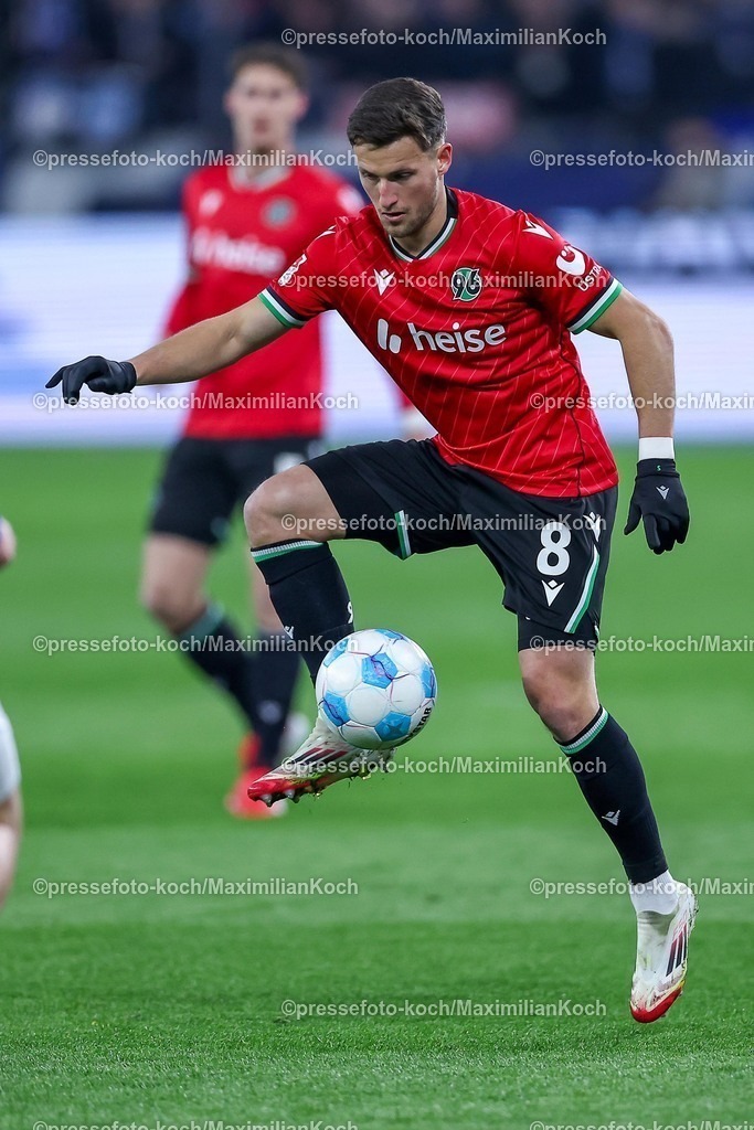 S0414032502157 | 14.03.2025, Fußball, FC Schalke 04 - Hannover 96, 2.. Fußball Bundesliga, 26. Spieltag, Veltins-Arena Gelsenkirchen, Saison 2024 2025: Enzo Leopold (Hannover96 #8)DFB regulations prohibit any use of photographs as image sequences and or quasi-video.