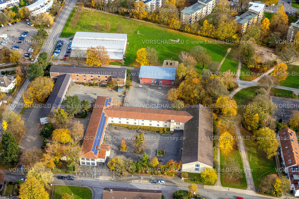 Hagen251102061 | Luftbild, Schule Rahel-Varnhagen-Kolleg und Grundschule Emst mit spielenden Schülern auf dem Schulhof, herbstliche Bäume, Emst, Hagen, Ruhrgebiet, Nordrhein-Westfalen, Deutschland