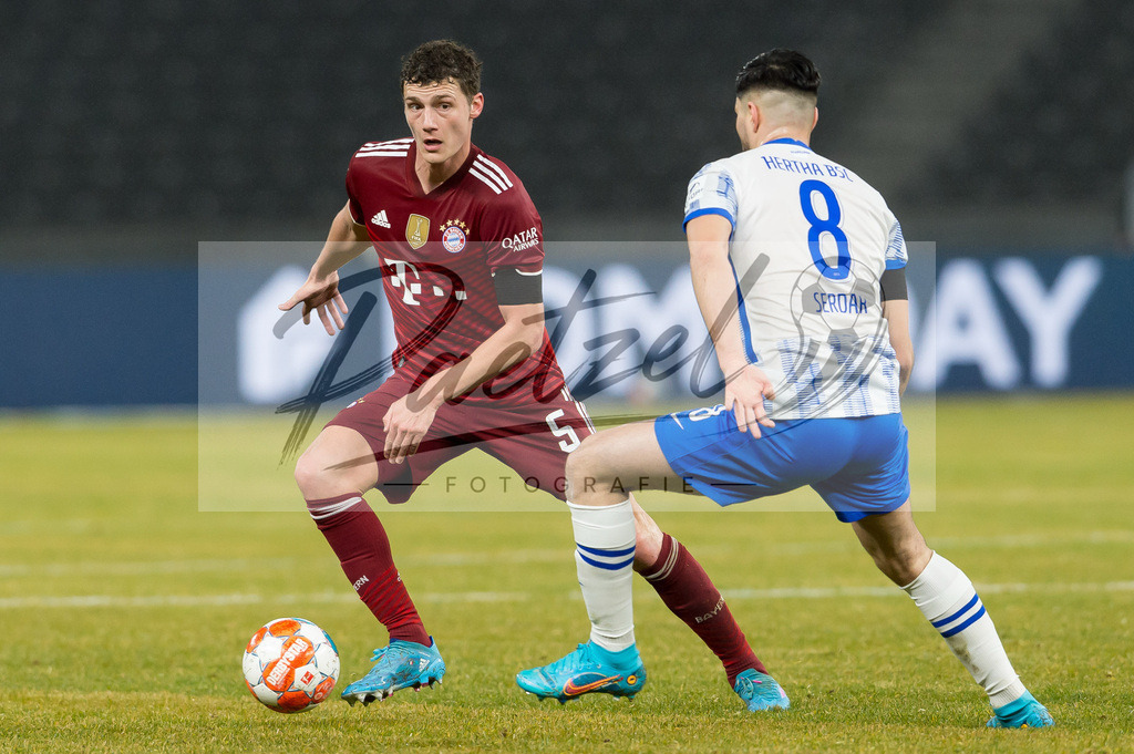 BSCFCB20220123_312 | Fussball, Herren: Benjamin Pavard (FC Bayern Muenchen) und Suat Serdar (Hertha BSC) im Zweikampf bei dem Spiel der 1. Bundesliga zwischen Hertha BSC und FC Bayern Muenchen im Olypiastadion am 23.01.2022 in Berlin, Deutschland.DFB / DFL REGULATIONS PROHIBIT ANY USE OF PHOTOGRAPHS AS IMAGE SEQUENCES AND/OR QUASI-VIDEO. - Realisiert mit Pictrs.com