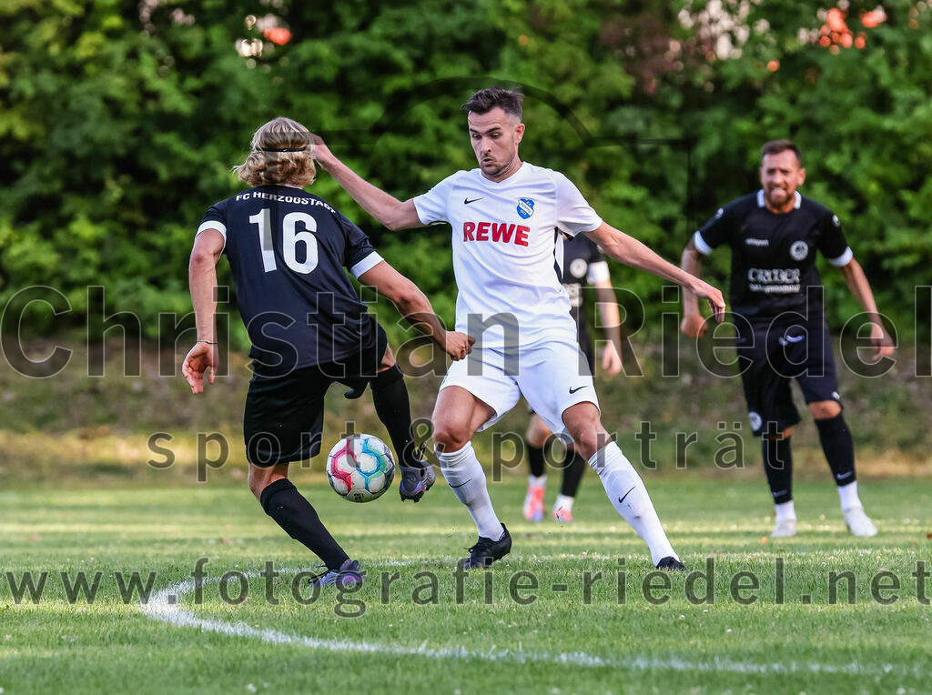 2023-07-18_058_FC_Herzogstadt_gegen_FC_Eitting | Erding, Deutschland, 18.07.2023:
Fußball, TOTO Pokal 2023 / 2024, 1. Spieltag, FC Herzogstadt gegen FC Eitting, Endergebnis: 2:4 n.E.

Leon Ziegler (FC Herzogstadt, #16), Andreas Kostorz (FC Eitting, #19)

Foto: Christian Riedel / fotografie-riedel.net