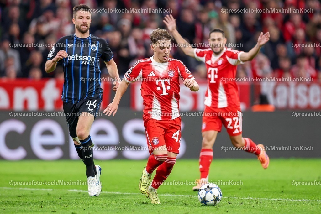 UCL22102501069 | 22.10.2025, Fußball, UEFA Champions League, FC Bayern München - Club Brügge, Allianz Arena, Saison 2025 2026: Lennart Karl&nbsp;(FC Bayern Muenchen #42) Regulations prohibit any use of photographs as image sequences and or quasi-video.im Zweikampf gegen  Hugo Vetlesen&nbsp;(Club Bruegge #10) Brandon Mechele&nbsp;(Club Bruegge #44) 