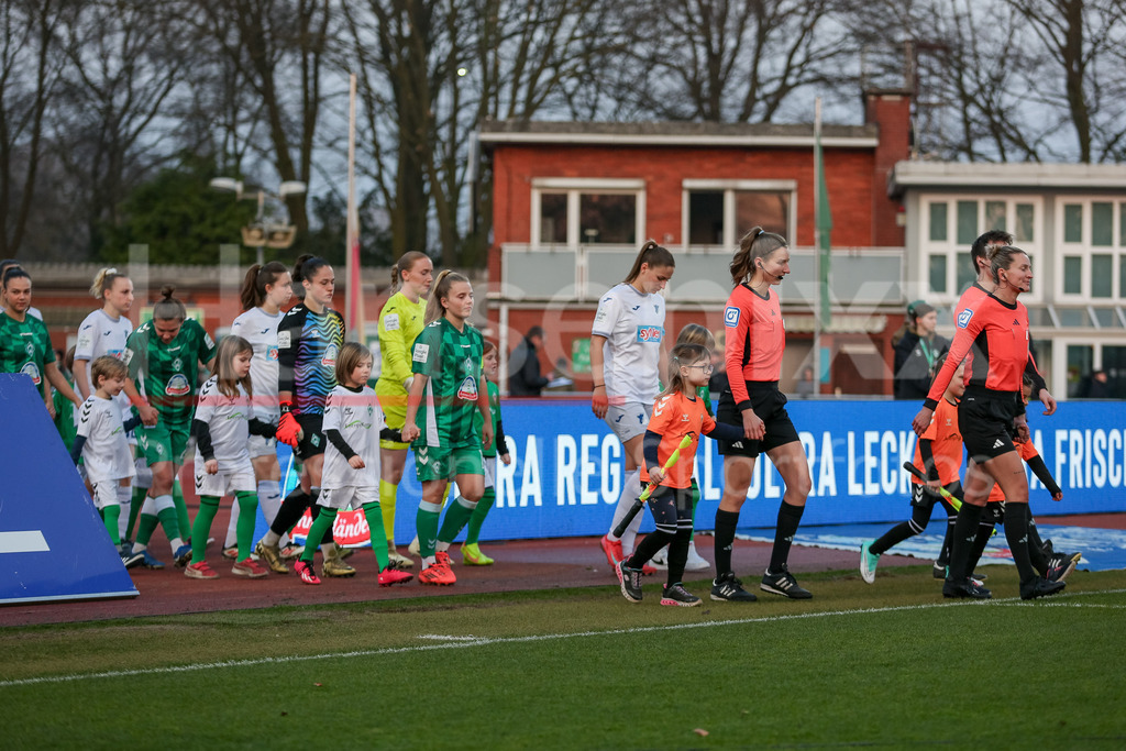 Fussball, Google Pixel Frauen-Bundesliga, SV Werder Bremen - TSG 1899 Hoffenheim | v.li.: Das Einlaufen der Mannschaften