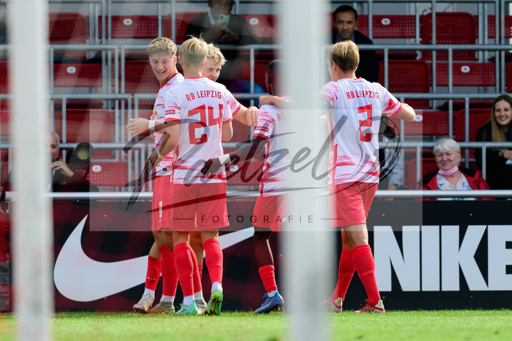 YLLEBR20210928_039 | Fussball, A-Junioren: Robin Friedrich (RB Leipzig) Torjubel, jubelt mit seiner Mannschaft nach dem Treffer zum 1:0 beim Spiel der UEFA Youth League zwischen RB Leipzig und FC Bruegge im Stadion am Cottaweg am 28.09.2021 in Leipzig, Deutschland. - Realisiert mit Pictrs.com