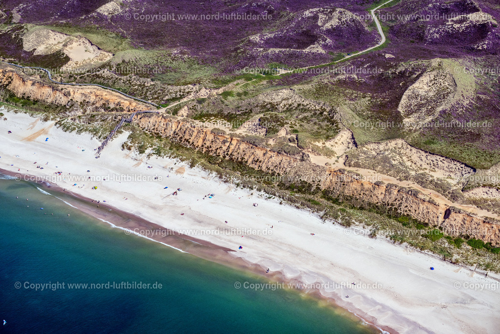 Sylt_Kampen_Strand_Rotes_Kliff_ELS_6361130825 | KAMPEN (SYLT) 13.08.2025 Küsten- Landschaft an der Steilküste Rotes Kliff mit dem Hotel Rungholt in Kampen (Sylt) im Bundesland Schleswig-Holstein, Deutschland. // Coastal landscape on the steep coast of Rotes Kliff with the Hotel Rungholt in Kampen (Sylt) in the state Schleswig-Holstein, Germany. Foto: Martin Elsen