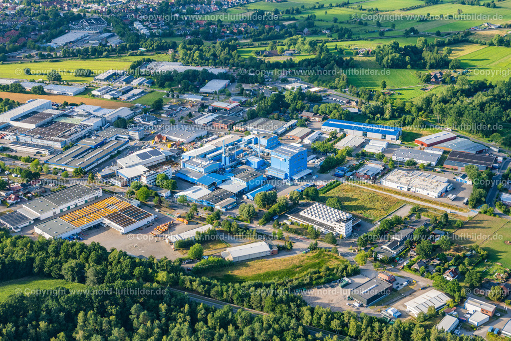 Buxtehude_Syntopohl_ELS_4004010822 | BUXTEHUDE 01.08.2022 Industrie- und Gewerbegebiet " Alter Postweg " in Buxtehude im Bundesland Niedersachsen, Deutschland. // Industrial and commercial area " Alter Postweg " in Buxtehude in the state Lower Saxony, Germany. Foto: Martin Elsen