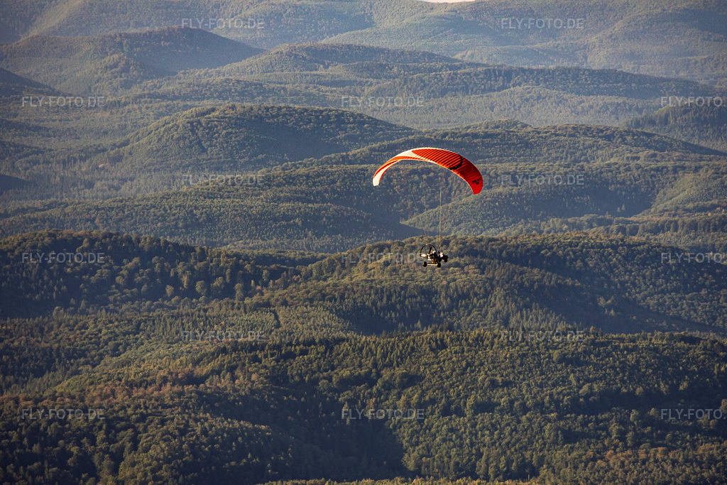 Luftbild: Gleitschirm überm Pfälzer Wald im Ortsteil Glashütte in Lemberg im Bundesland Rheinland-Pfalz in Deutschland. – Foto: IMG_158555.jpg vom 14.08.2026 durch Werner Riehm/FLY-FOTO.de – Auflösung des Originals: 6000 x 4000 px