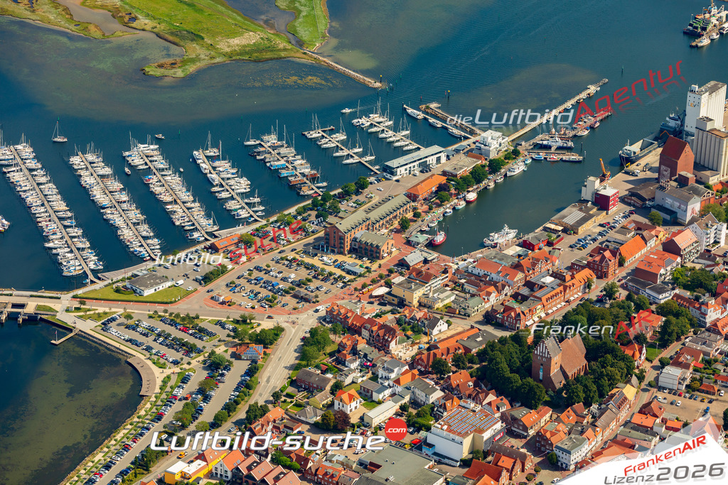 Luftaufnahme Hafen Heiligenhafen - Die Luftaufnahme wurde 2025 vom UL-Flugzeug heraus erstellt ( ohne Drohne ) - Hochauflösende Luftaufnahme - für professionelle Ausdrucke geeignet. Die Geschenkidee !Mit Lizenz und Bildrechte bestellbar
