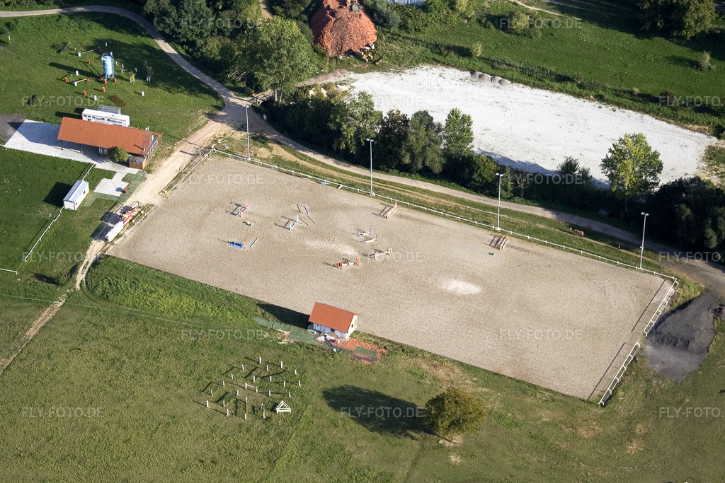 Luftbild: Reiterhof in Neewiller-près-Lauterbourg im Bundesland Bas-Rhin in Frankreich. – Foto: IMG_8081.jpg vom 15.09.2007 durch Werner Riehm/FLY-FOTO.de – Auflösung des Originals: 3042 x 2028 px