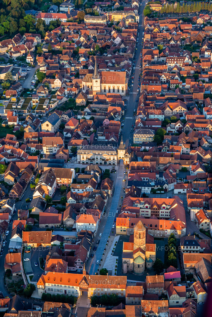 Vue aérienne: Rue du Gén de Gaulle avec Porte basse ou Porte de la Vierge, Tour de l'Ecole, Tour de l'Horloge ou Zittgloeckel et Eglise catholique Saint-Etienne à Rosheim dans le département Bas Rhin, France. Photo: IMG_137985.jpg prise le 19/08/2023 par Werner Riehm/FLY-FOTO.euRésolution de l'original: 3648 x 5472 pxBienvenue à Rosheim