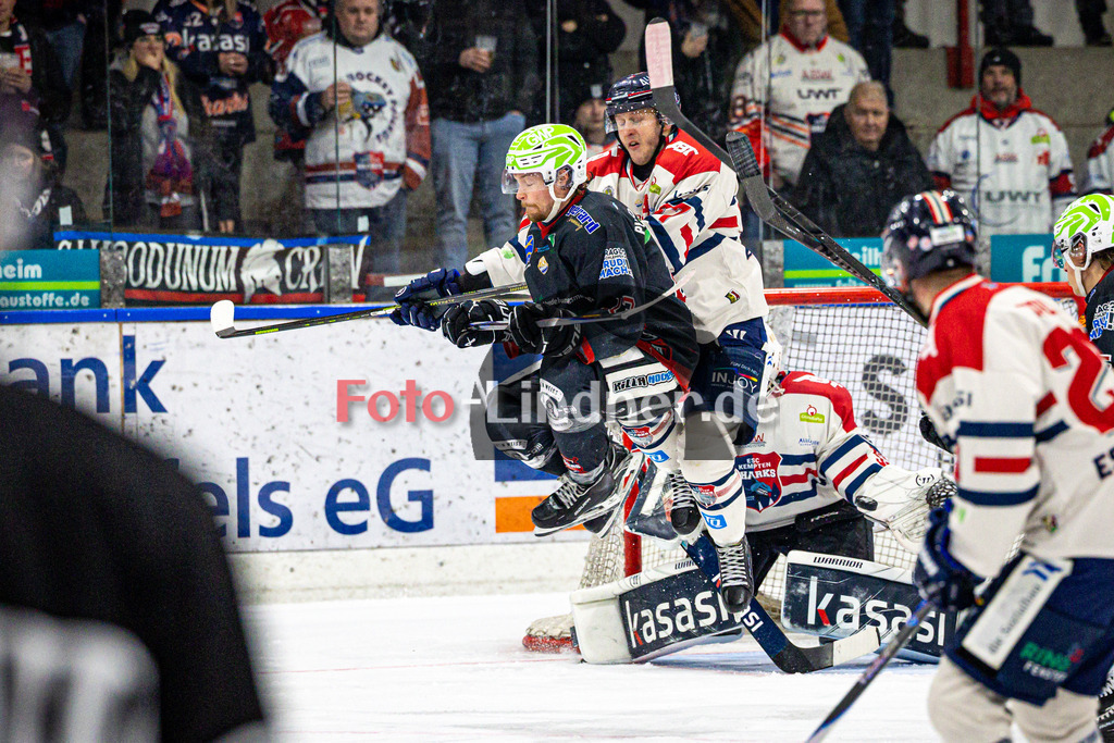 Peißenberg MINERS gegen ESC Kempten SHARKS | Eishockey Bayernliga 2025/26 Vorrunde 12. Spieltag, Peißenberg MINERS gegen ESC Kempten SHARKS, 20251121,Sprung, vor dem Tor von Xaver NAGEL (MINERS Goali 80),2025-11-21 in Peißenberg (flatbuy Arena Peißenberg), Weiland PARRISH (MINERS 13), Kevin MARQUARDT (SHARKS 97)Copyright: WolfgangxLindner www.foto-lindner.de