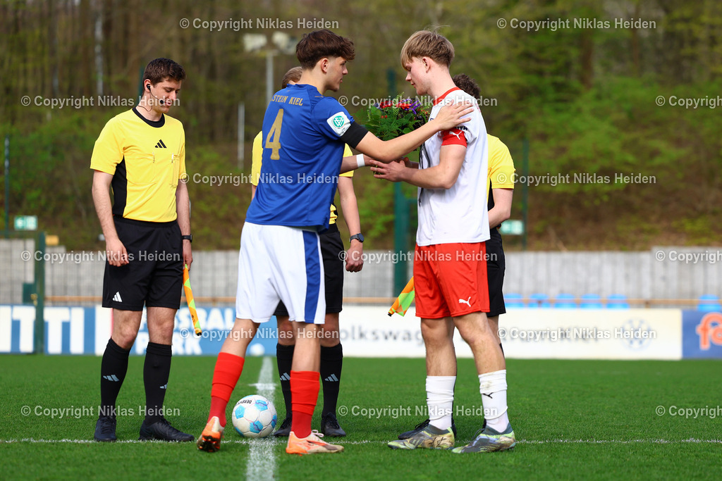 NH_HolsteinKielU19_1FCHeidenheimU19_DFBNachwuchsliga_18042026 | #4 Len Kloppenburg (Holstein Kiel U19) übergab vor dem Anpfiff einen Kondolenzstrauß an die U19 des 1. FC Heidenheim.Fußball I Herren I U19 DFB-Nachwuchsliga Hauptrunde Liga A, Gruppe B I Saison 2025-2026 I 9. Spieltag I Holstein Kiel U19 - 1. FC Heidenheim U19 I 18.04..2026 I Citti-Fußball-Park
