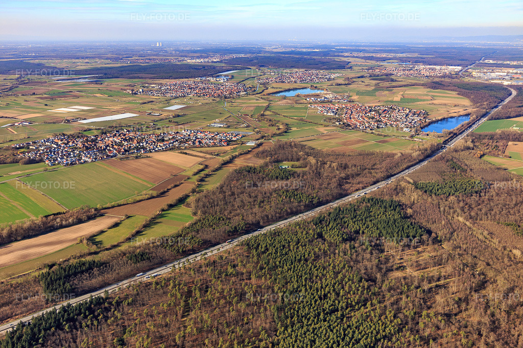 Luftbild: Dorfansicht aus Südosten jenseits der A5 im Ortsteil Staffort in Stutensee im Bundesland Baden-Württemberg in Deutschland. Foto: IMG_097242.jpg vom 10.03.2017 durch Werner Riehm/FLY-FOTO.de