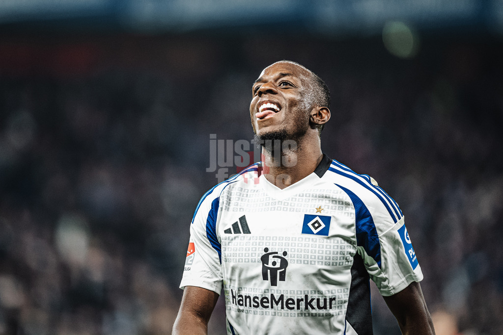 Fußball | Männer | Saison 2024/2025 | 2. Fußball-Bundesliga | 23. Spieltag | Hamburger SV vs. 1. FC Kaiserslautern | 21.02.2025 | Jean-Luc Dompe (#7, HSV) streckt die Zunge raus