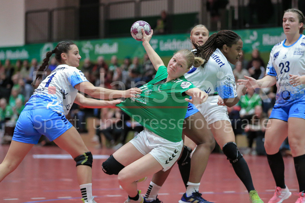 Handball, 2. Bundesliga Frauen, SV Werder Bremen - TuS Lintfort | v.li.: Lena Heimes (TuS Lintfort, 11) und Denise Engelke (SV Werder Bremen, 18) im Zweikampf, Duell, Spielszene, Aktion, Action