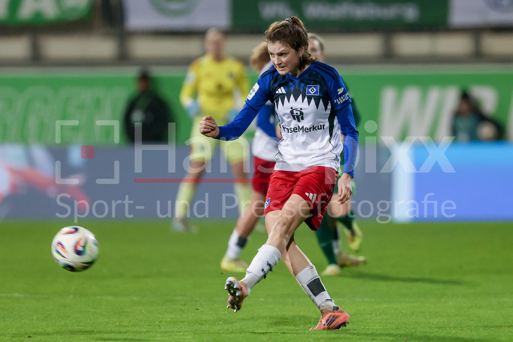 Fussball, Google Pixel Frauen-Bundesliga, VfL Wolfsburg - Hamburger SV | Lotta Wrede (Hamburger SV, 32) am Ball, Einzelbild, Ganzkörper, Aktion, Action, Spielszene, DIE DFB-RICHTLINIEN UNTERSAGEN JEGLICHE NUTZUNG VON FOTOS ALS SEQUENZBILDER UND/ODER VIDEOÄHNLICHE FOTOSTRECKEN. DFB REGULATIONS PROHIBIT ANY USE OF PHOTOGRAPHS AS IMAGE SEQUENCES AND/OR QUASI-VIDEO.