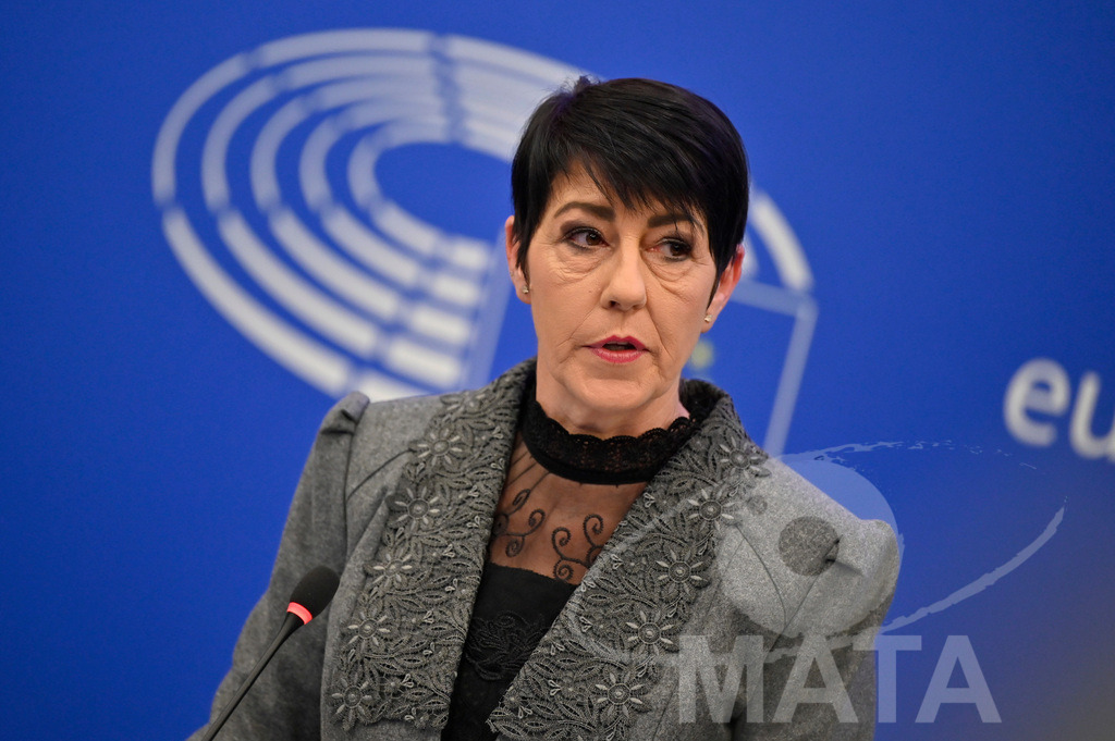 _DWI0167 | Politikerin Christine Anderson bei einer Pressekonferenz zum Thema ' Alarmierende Statistiken zu den Folgen des COVID-Lockdowns' im Europäischen Parlament. Straßburg, 18.01.2023 - Realisiert mit Pictrs.com
