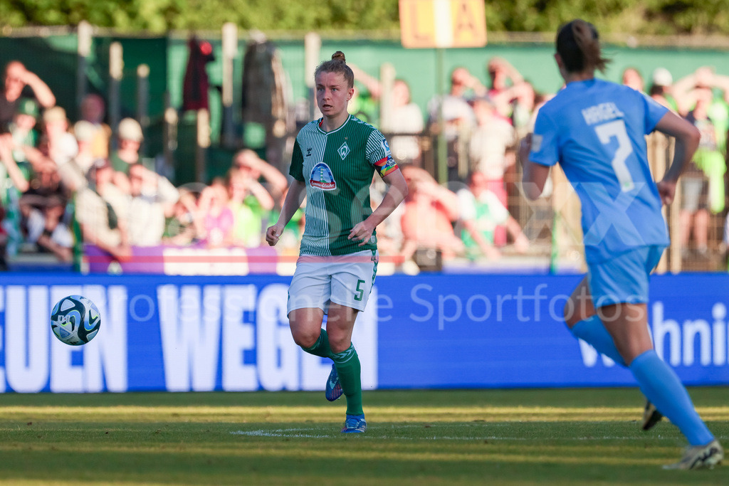 Fussball, Google Pixel Frauen-Bundesliga, SV Werder Bremen - VfL Wolfsburg | v.li.: Michelle Ulbrich (SV Werder Bremen, 5) am Ball, Einzelbild, Ganzkörper, Aktion, Action, Spielszene, DIE DFB-RICHTLINIEN UNTERSAGEN JEGLICHE NUTZUNG VON FOTOS ALS SEQUENZBILDER UND/ODER VIDEOÄHNLICHE FOTOSTRECKEN. DFB REGULATIONS PROHIBIT ANY USE OF PHOTOGRAPHS AS IMAGE SEQUENCES AND/OR QUASI-VIDEO.