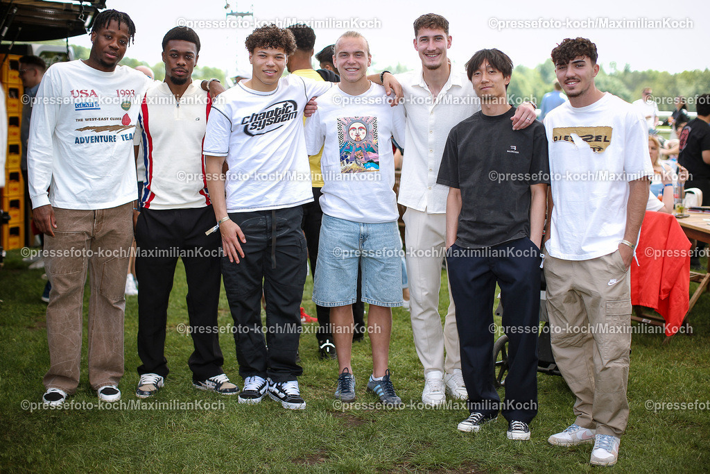 HanMx01052401012 | 01.05.2024, Hannover, Fußball, Galopprennsport, Pferderennbahn Neue Bult, Hannover-96 Renntag: Gute Laune beim Renntag, L-R: Bright Arrey-Mbi, Christopher Scott, Montell Ndikom, Lars Gindorf, Phil Neumann, Sei Muroya und Antonio Foti posieren zusammen für ein Foto