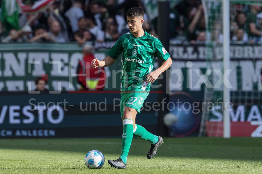Fussball, Bundesliga, SV Werder Bremen - SC Freiburg | v.li.: Julian Malatini (SV Werder Bremen, 22) am Ball, Freisteller, Einzelbild, Ganzkörper, Aktion, Action, Spielszene, DIE DFL-RICHTLINIEN UNTERSAGEN JEGLICHE NUTZUNG VON FOTOS ALS SEQUENZBILDER UND/ODER VIDEOÄHNLICHE FOTOSTRECKEN. DFL REGULATIONS PROHIBIT ANY USE OF PHOTOGRAPHS AS IMAGE SEQUENCES AND/OR QUASI-VIDEO.