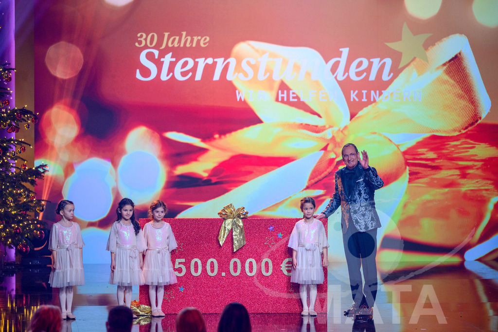 _DWI6153 | Spende von Maisel Brauerei bei '30 Jahre Sternstunden-Gala 2023' in der Frankenhalle. Nürnberg, 15.12.2023 - Realisiert mit Pictrs.com