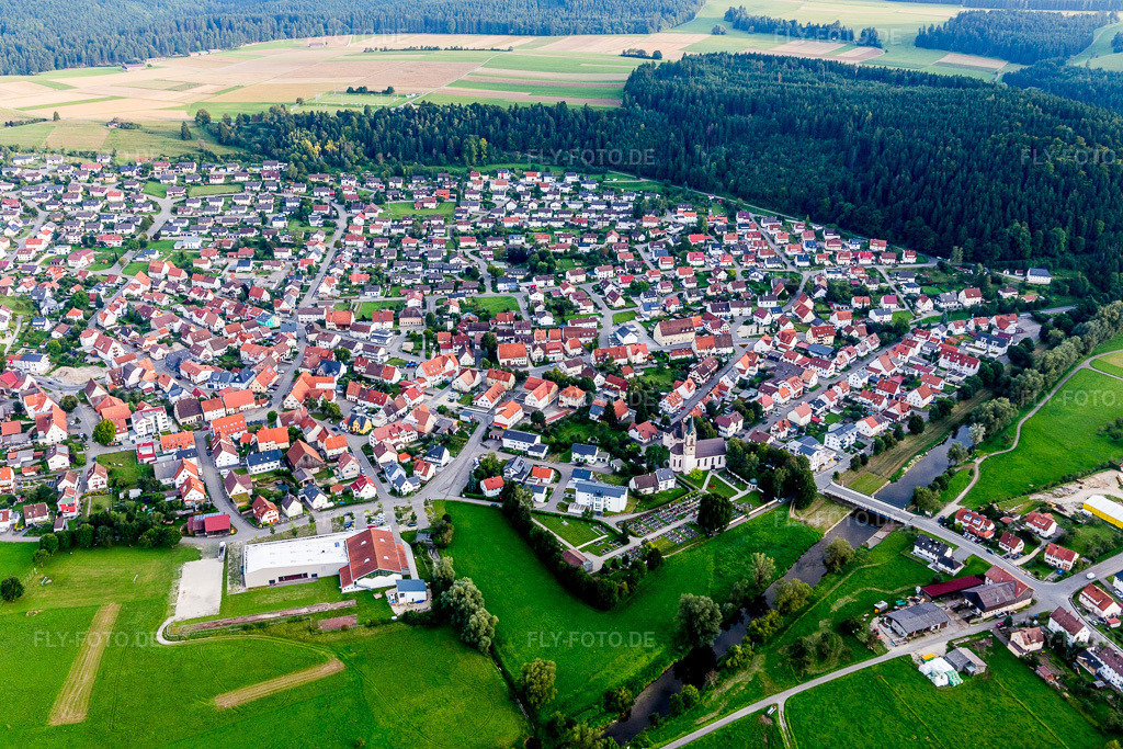 Luftbild: Ortsansicht der Straßen und Häuser der Wohngebiete im Ortsteil Nendingen in Tuttlingen im Bundesland Baden-Württemberg in Deutschland. Foto: IMG_102727.jpg vom 25.08.2017 durch Werner Riehm/FLY-FOTO.de