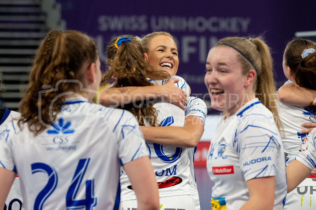 Piranha Chur vs Kloten-Dietlikon Jets - 23. April 2022 | Piranha Chur vs Kloten-Dietlikon Jets
Stimo Arena, Kloten
#22 Iza Rydfjäll (Kloten-Dietlikon Jets) umarmt #56 Philippa Blom (Kloten-Dietlikon Jets).
Bild: Sportfotografie Markus Aeschimann | www.markus-aeschimann.ch - Realisiert mit Pictrs.com