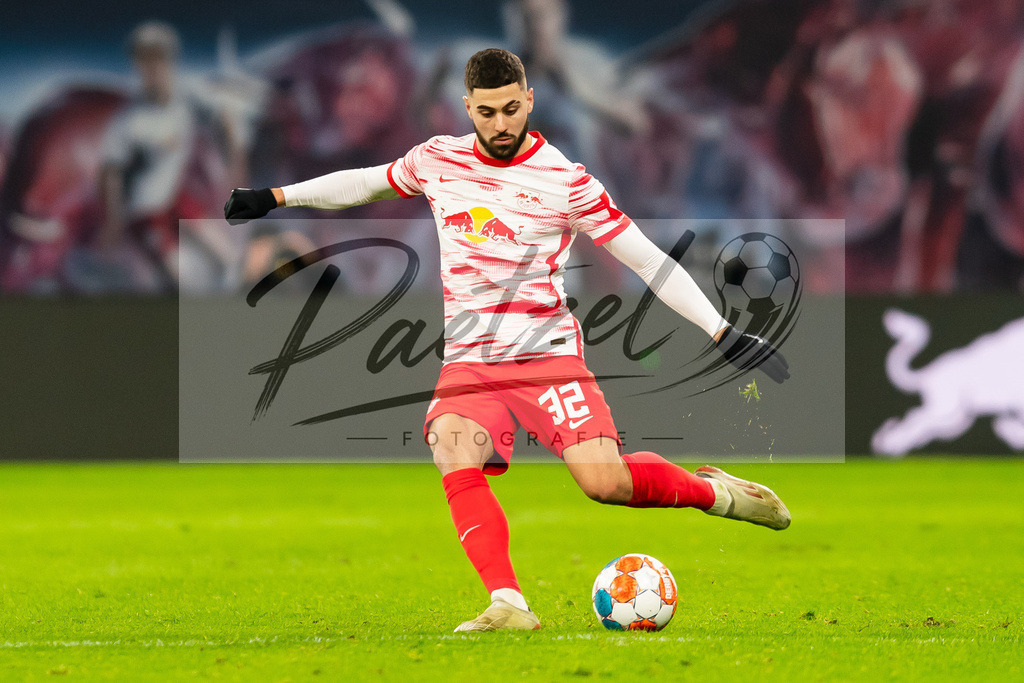 RBLLEV20211128_179 | Fussball, Herren: Josko Gvardiol (RB Leipzig) in Aktion, am Ball, Einzelaktion bei dem Spiel der 1. Bundesliga zwischen RB Leipzig und Bayer 04 Leverkusen in der Red Bull Arena am 28.11.2021 in Leipzig, Deutschland.DFB / DFL REGULATIONS PROHIBIT ANY USE OF PHOTOGRAPHS AS IMAGE SEQUENCES AND/OR QUASI-VIDEO. - Realisiert mit Pictrs.com