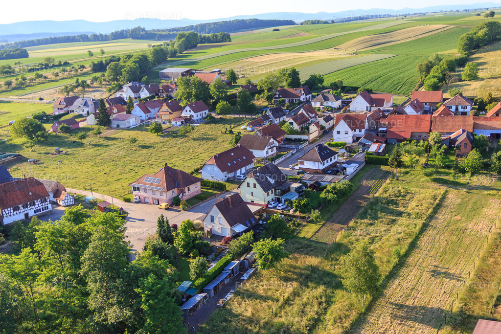 Luftbild: Rue du Moulin in Oberrœdern im Bundesland Bas-Rhin in Frankreich. – Foto: IMG_080207.jpg vom 05.06.2015 durch Werner Riehm/FLY-FOTO.de – Auflösung des Originals: 5472 x 3648 px
