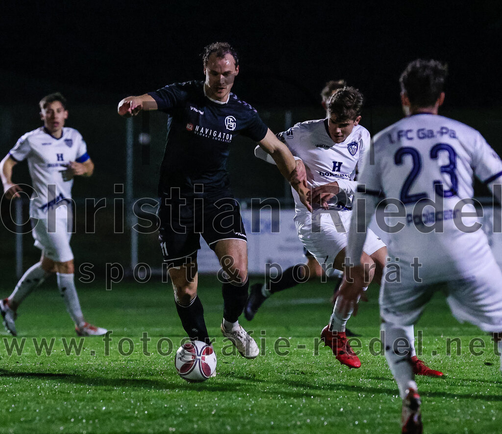 2024-03-15_041_FC_Schwaig_gegen_1_FC_Garmisch-Partenkirchen | Oberding, Deutschland, 15.03.2024:
Fußball, Landesliga Südost 2023 / 2024, 25. Spieltag, FC Schwaig gegen 1. FC Garmisch-Partenkirchen, Endergebnis: 4:0

Markus Straßer (FC Schwaig, #11), Elian Schmitt (1. FC Garmisch-Partenkirchen, #13)

Foto: Christian Riedel / fotografie-riedel.net