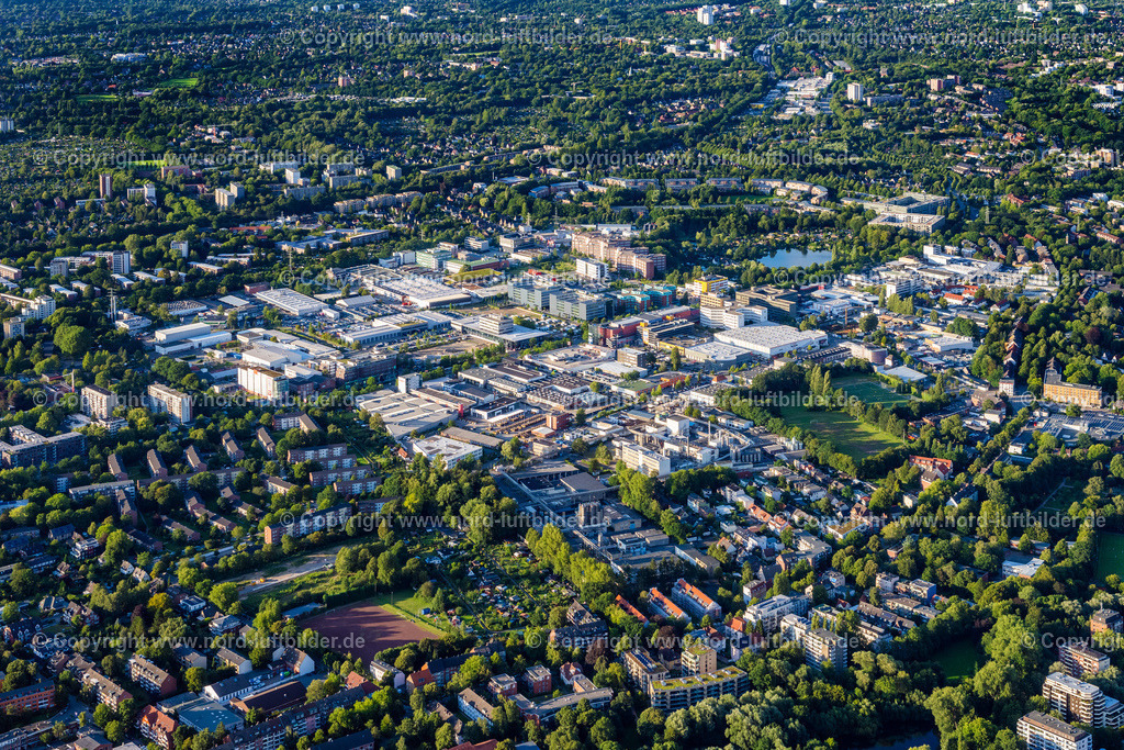 Hamburg_Wandsbek_Friedrichebertdamm_Gewerbegebiet_ELS_0043040823 | HAMBURG 04.08.2023 Industrie- und Gewerbegebiet am Friedrich-Ebert-Damm im Ortsteil Wandsbek an der Straße an der Straße an der Straße Friedrich Erbert Damm in Hamburg, Deutschland. // Industrial and commercial area on Friedrich-Ebert-Donm in the district Wandsbek on street on street on street Friedrich Erbert Damm in Hamburg, Germany. Foto: Martin Elsen