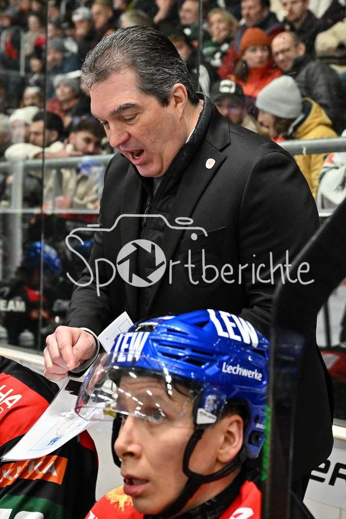 Augsburger Panther - ERC Ingolstadt | im Bild Larry MITCHELL Headcoach Augsburger Panther bei einer Auszeit / DEL: Augsburger Panther - ERC Ingolstadt, Curt Frenzel Stadion am 26.01.2025
