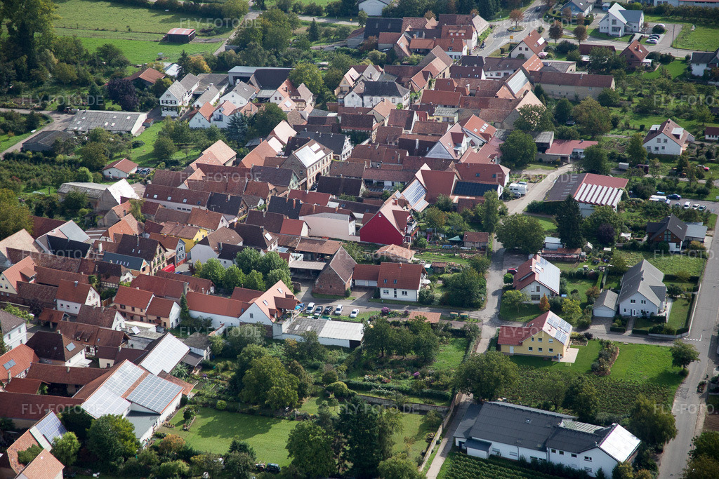 Luftbild: am Pfarrgarten im Ortsteil Heuchelheim in Heuchelheim-Klingen im Bundesland Rheinland-Pfalz in Deutschland. Foto: IMG_072602.jpg vom 19.09.2014 durch Werner Riehm/FLY-FOTO.de