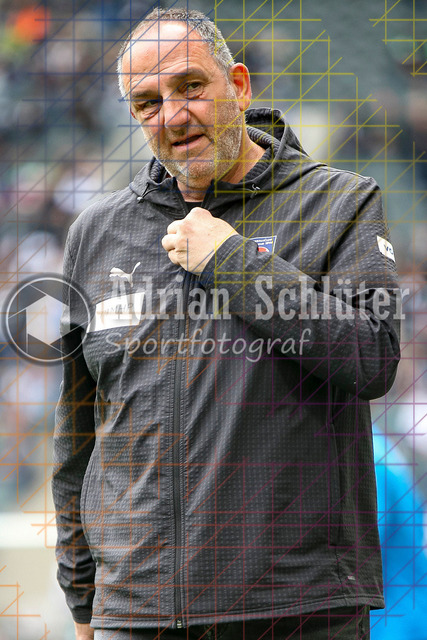 04.04.2026, GER, Fussball, Herren, 1. BL, Saison 2025/2026, Borussia Mönchengladbach - 1. FC Heidenheim | Trainer Frank Schmidt (Heidenheim) schaut 