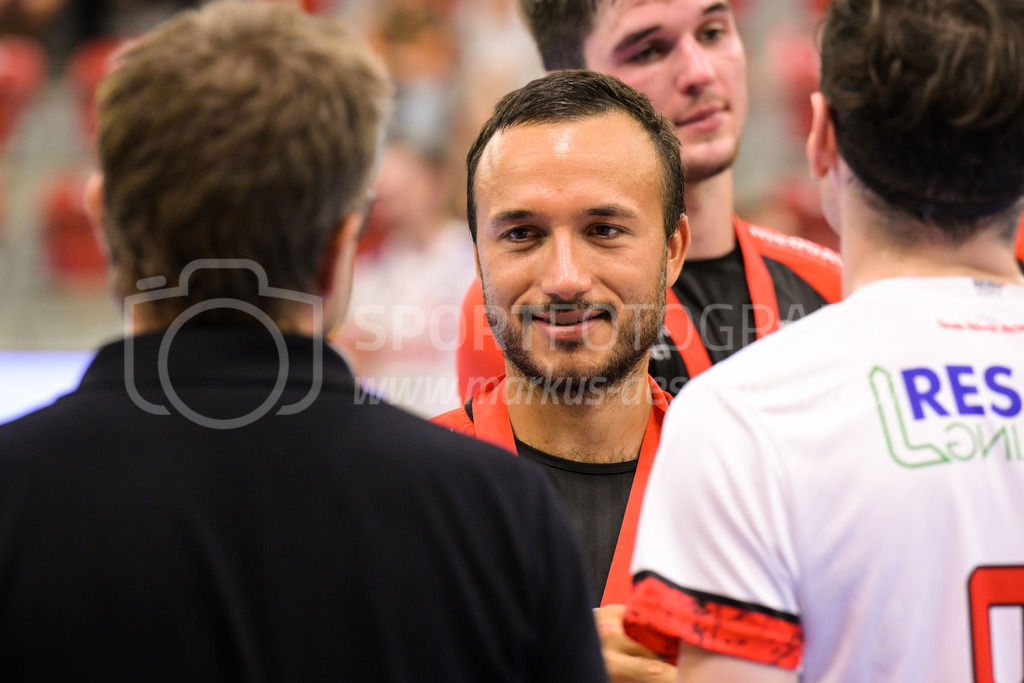 HC Rychenberg vs. Floorball Köniz - 28. August 2022 | HC Rychenberg vs. Floorball Köniz
AXA Arena, Winterthur
Sämi Gutknecht (#6 HC Rychenberg) gratuliert den Supercup-Gewinnern.
Bild: Sportfotografie Markus Aeschimann | www.markus-aeschimann.ch - Realisiert mit Pictrs.com