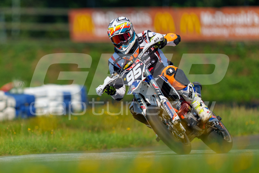SuperMoto_Staatsmeisterschaft_Greinbach_308 | GRIPcapture steht für authentische Sportfotografie in Österreich – für Momente, die mehr sind als Geschwindigkeit oder Ergebnis. Es geht um Emotion, Spannung, Fokus und den Augenblick, der oft nur einen Wimpernschlag dauert.Ob Motorsport, Teamsport oder 