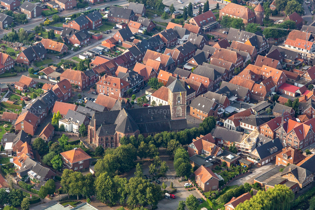 Luftbild: St. Walburga im Ortsteil Ramsdorf in Velen im Bundesland Nordrhein-Westfalen in Deutschland. Foto: IMG_008269.jpg vom 18.07.2020 durch Werner Riehm/FLY-FOTO.de