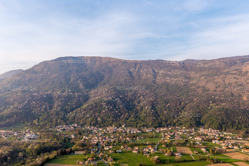 Luftbild: Ortsansicht in Monteli im Bundesland Friaul-Julisch Venetien in Italien. Foto: IMG_098926.jpg vom 08.04.2017 durch Werner Riehm/FLY-FOTO.de