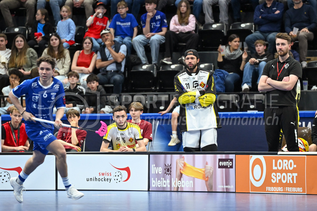 Zug United - HC Rychenberg - 25. April 2026 | Manuel Matt (#15 HC Rychenberg Winterthur), Maxime Perroulaz (#31 HC Rychenberg Winterthur) und Christoph Wüthrich (Physiotherapeut HC Rychenberg) auf der Bank am L-UPL Superfinal-Spiel zwischen Zug United und HC Rychenberg am 25. April 2026 in der BCF Arena, Fribourg, Schweiz.Bild: Sportfotografie Markus Aeschimann | www.markus-aeschimann.ch - Realisiert mit Pictrs.com