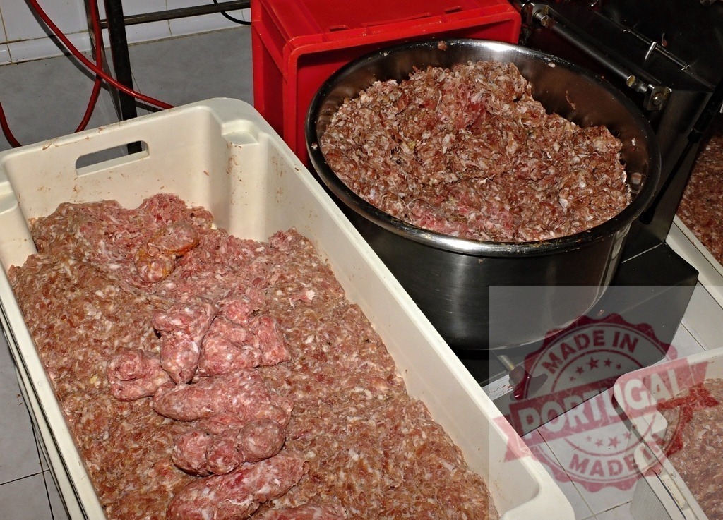 Raw minced meat processing in industrial butcher shop | Raw minced meat being prepared in large quantities for production in a food processing factory - Realisiert mit Pictrs.com