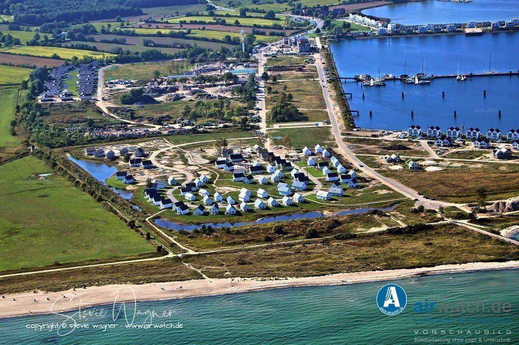 Das OstseeResort Olpenitz ist ein moderner Ferienpark in Schleswig-Holstein - Luftbild | Das OstseeResort Olpenitz ist ein moderner Ferienpark in Schleswig-Holstein, der direkt am Strand der Kieler Bucht liegt. Ehemals ein Marinestützpunkt, wurde das Areal saniert und in ein attraktives Urlaubsziel mit Ferienhäusern, Appartements und Freizeiteinrichtungen umgewandelt.