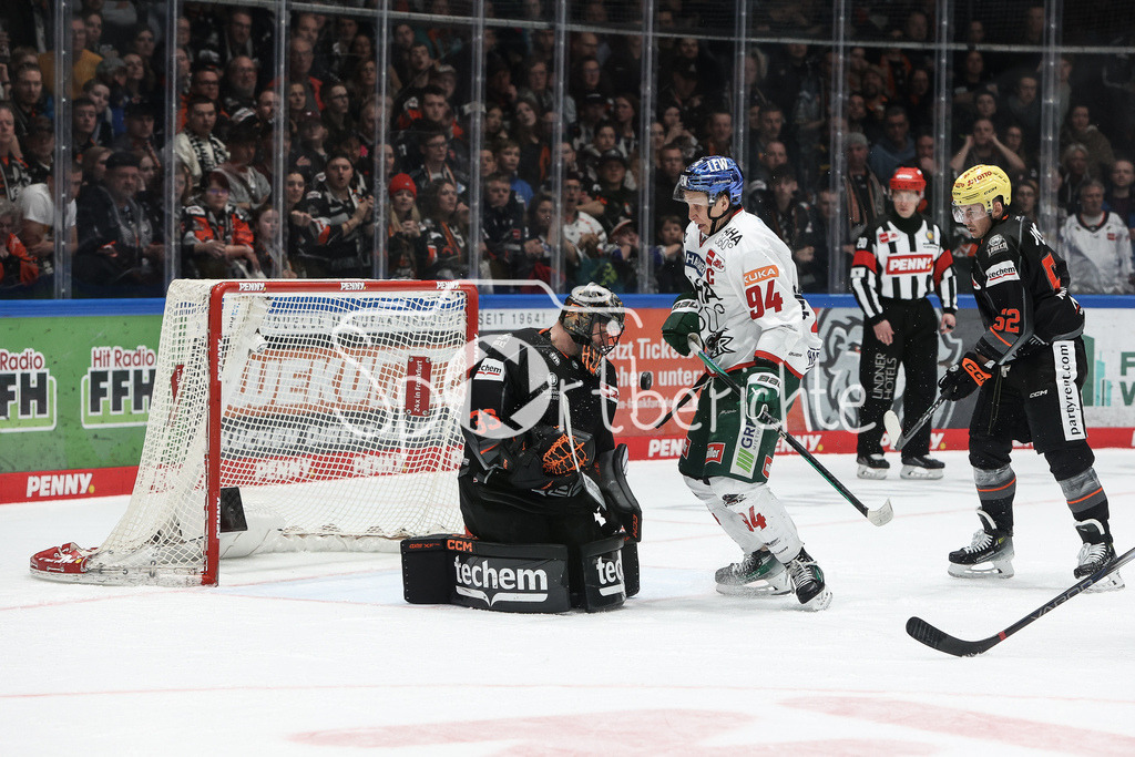 Löwen Frankfurt - Augsburger Panther | Julius HUDACEK (FRA #33) haelt einen Schuss / Anrei HAKULINEN (AEV #94) / Torchance / Grosschance