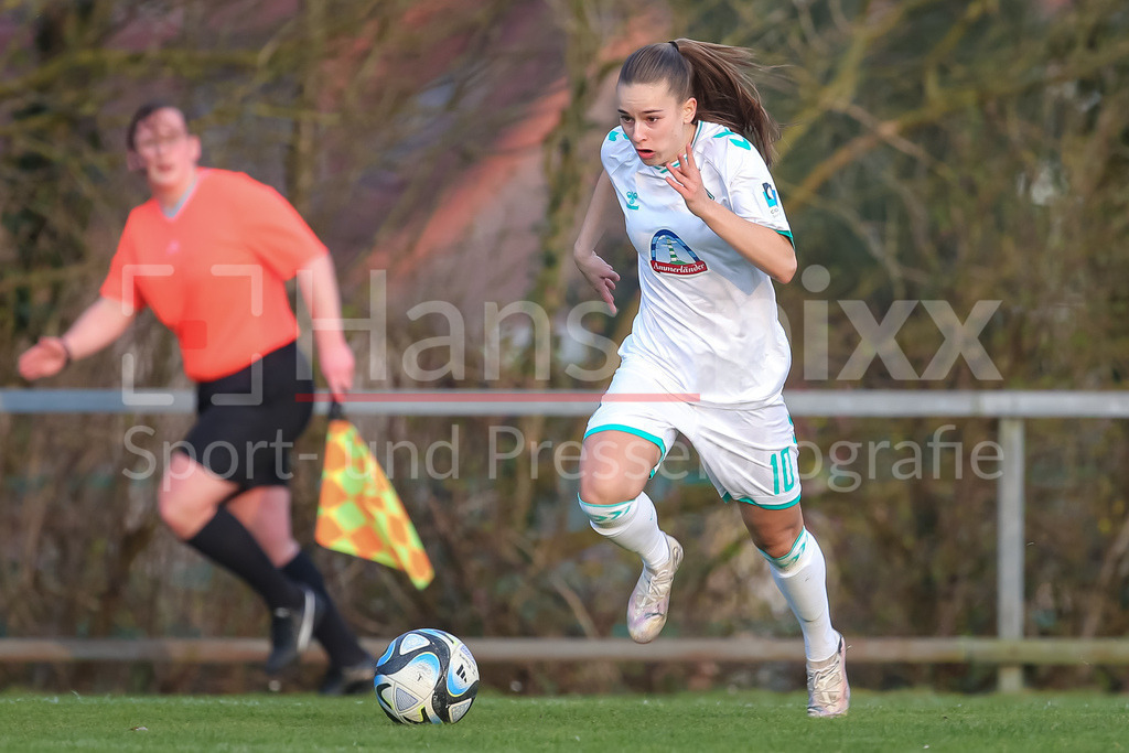 Fussball, Testspiel Frauen, SV Henstedt-Ulzburg - SV Werder Bremen | v.li.: Tuana Mahmoud (geb. Keles, SV Werder Bremen, 10) am Ball, Freisteller, Einzelbild, Ganzkörper, Aktion, Action, Spielszene