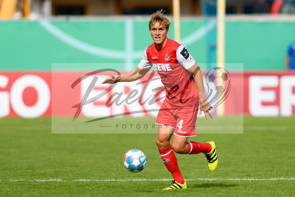 JENKOE20210808_231 | Fussball, Herren: Timo Huebers (1. FC Koeln) in Aktion, am Ball, Einzelaktion beim Spiel der 1. Runde im DFB-Pokal zwischen FC Carl Zeiss Jena und 1. FC Koeln im Ernst-Abbe-Sportfeld am 08.08.2021 in Jena, Deutschland.DFB / DFL REGULATIONS PROHIBIT ANY USE OF PHOTOGRAPHS AS IMAGE SEQUENCES AND/OR QUASI-VIDEO. - Realisiert mit Pictrs.com